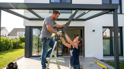 Terrassendach selber bauen — zwei Personen bei der Montage