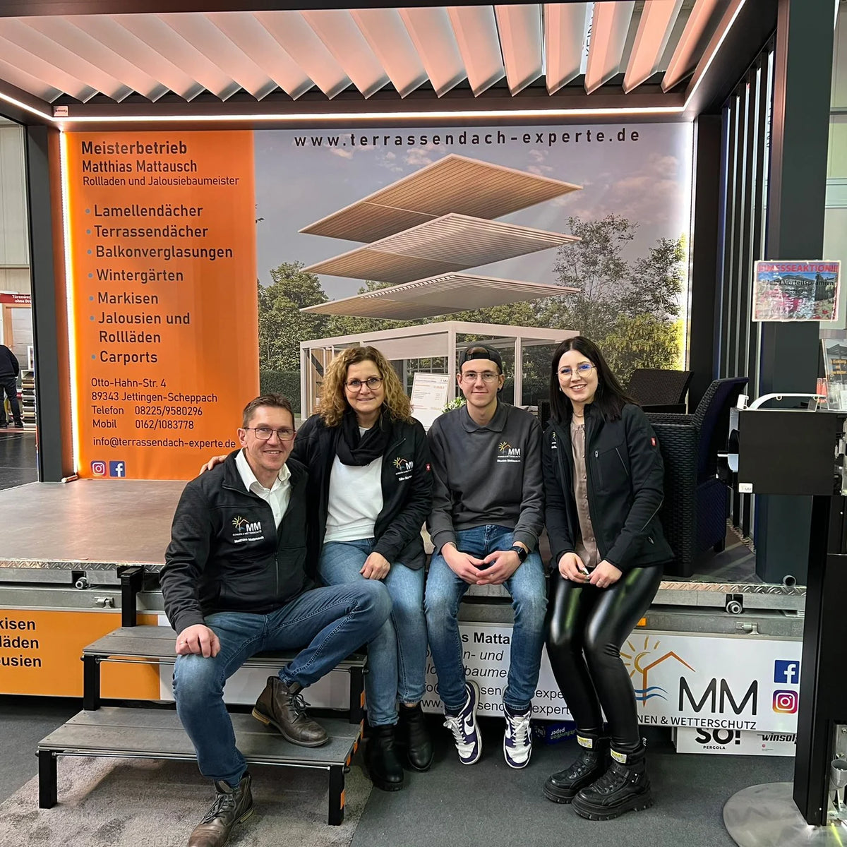 Familie Mattausch am Messestand von MM Sonnen- & Wetterschutztechnik