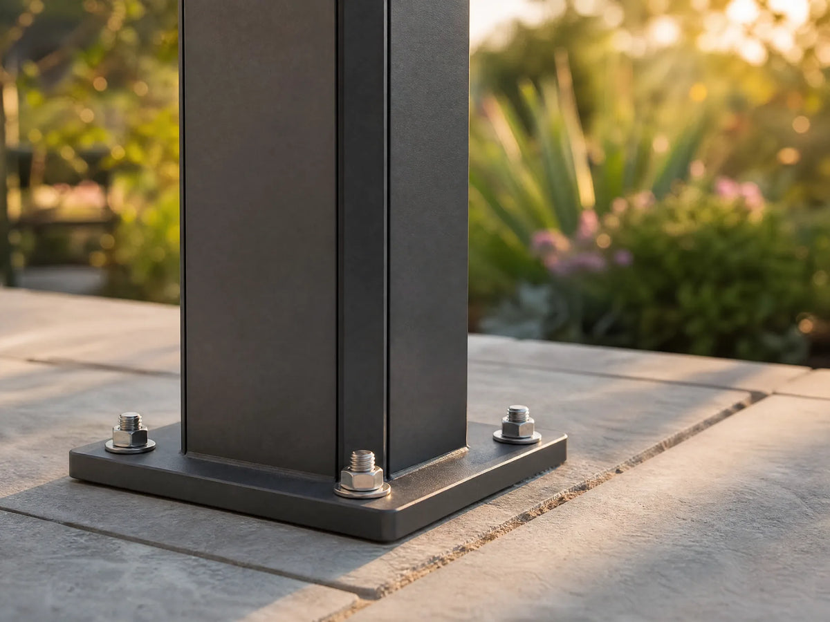 Detailaufnahme eines hochwertigen Lamellendach-Fußpunkts mit sichtbarer Verschraubung und pulverbeschichtetem Aluminiumprofil